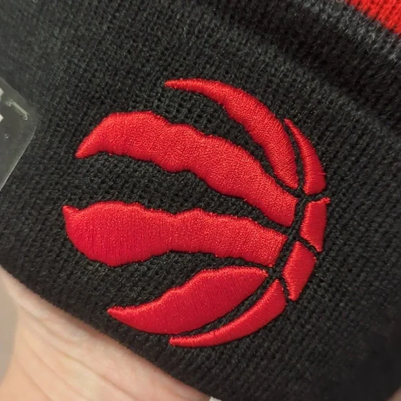 Raptors tuque - Picture 2 of 3